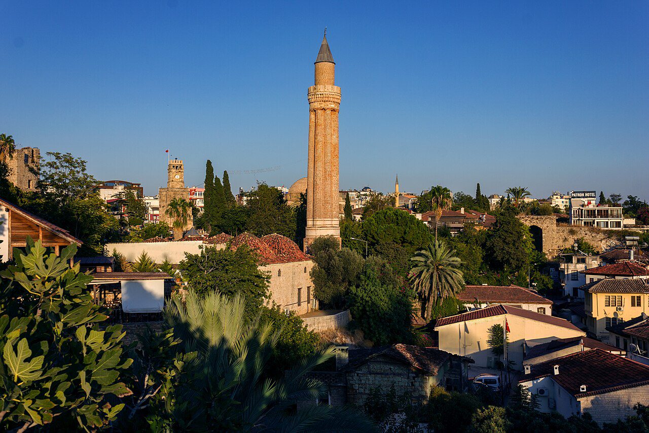Antalya city centre, photographed in September 2018. The Turkish city will host COP31 in November 2026. Archive photograph by Bestalex, CC BY-SA 4.0. Image resized.